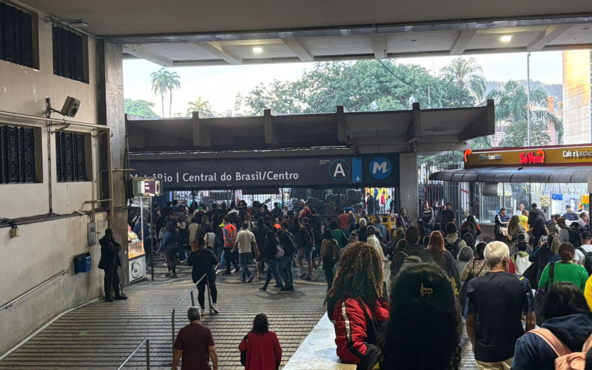 Passageiros na Central do Brasil relataram dificuldades em conseguir ônibus para embarcar no primeiro dia de greve dos rodoviários