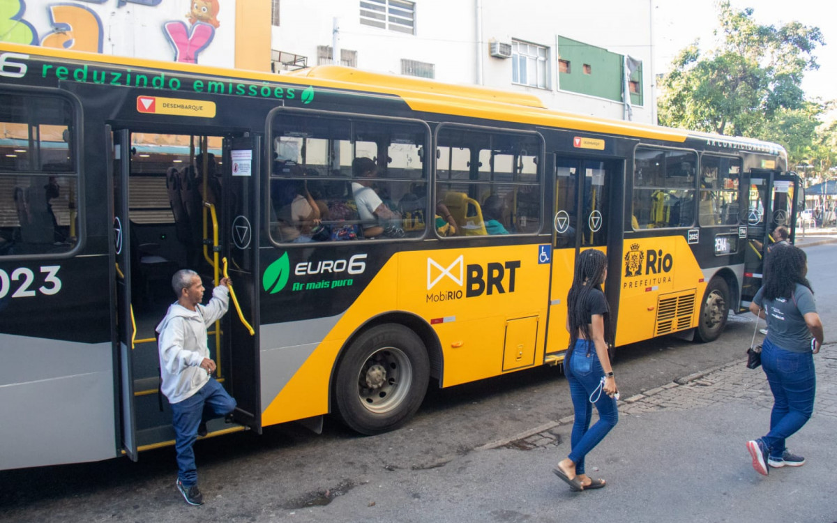 Primeiro dia de greve dos rodoviários na rua Cardoso de Morais, em Bonsucesso, Zona Norte do Rio