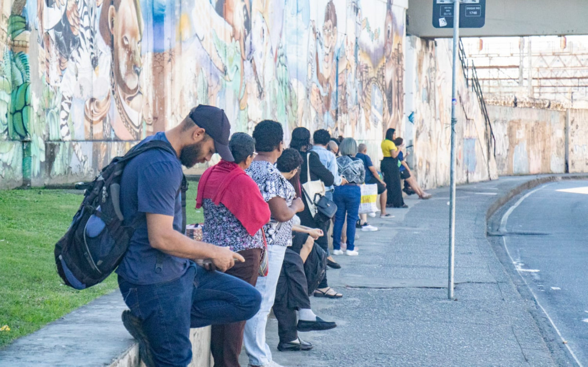 Ponto de ônibus na Avenida Osvaldo Aranha, próximo ao metrô de São Cristóvão, na Zona Norte, lotado devido à greve de ônibus