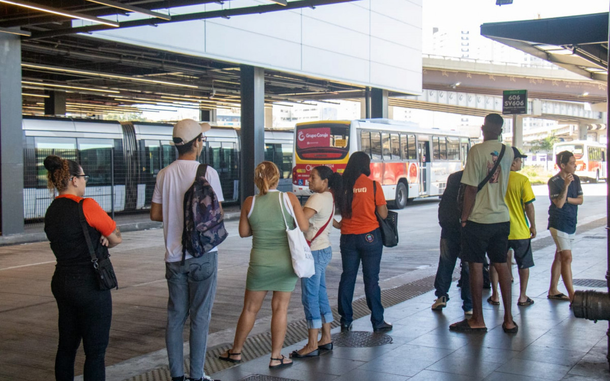 Terminal Gentileza: passageiros aguardavam ônibus no primeiro dia da greve dos rodoviários no Rio