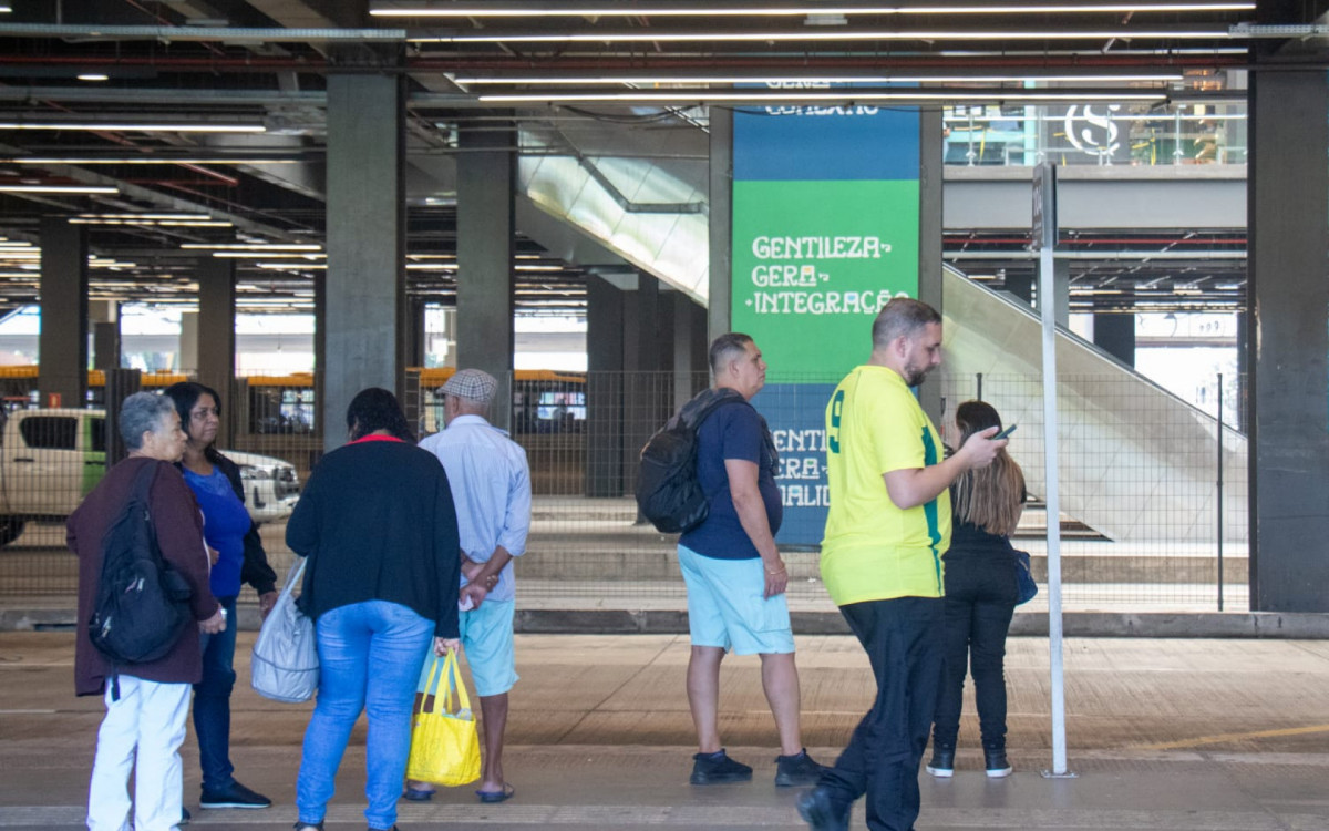 No Terminal Gentileza, na Zona Portuária, passageiros esperavam ônibus no primeiro dia da greve dos rodoviários no Rio