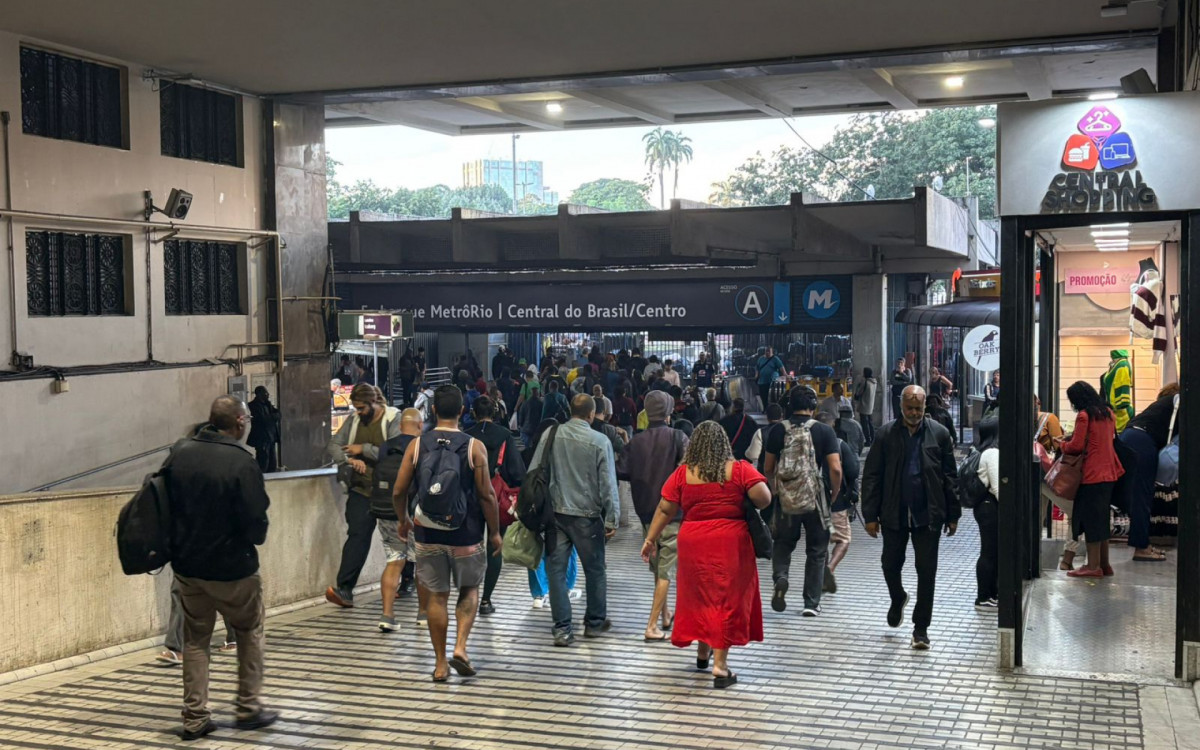 Na Central do Brasil, primeiro dia de greve dos rodoviários na cidade do Rio foi marcado por pouca circulação de ônibus e grande fluxo de passageiros