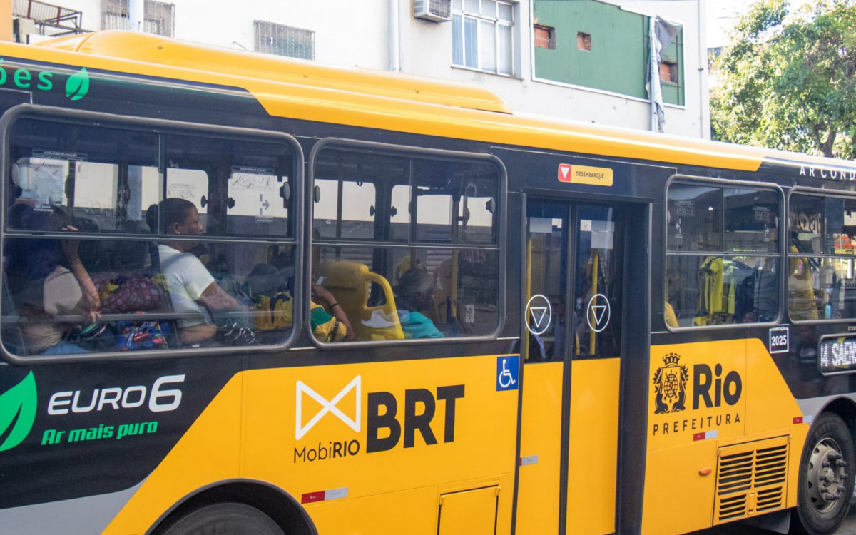 No primeiro dia da greve dos rodoviários, alguns ônibus circularam em Bonsucesso, Zona Norte do Rio