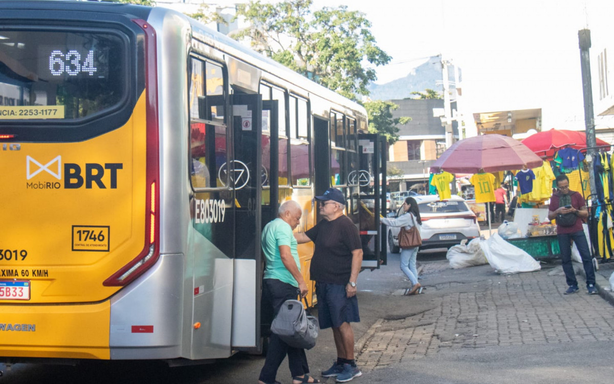 Em Bonsucesso, na Zona Norte, trabalhadores falaram sobre a longa espera por ônibus no primeiro dia de greve dos rodoviários