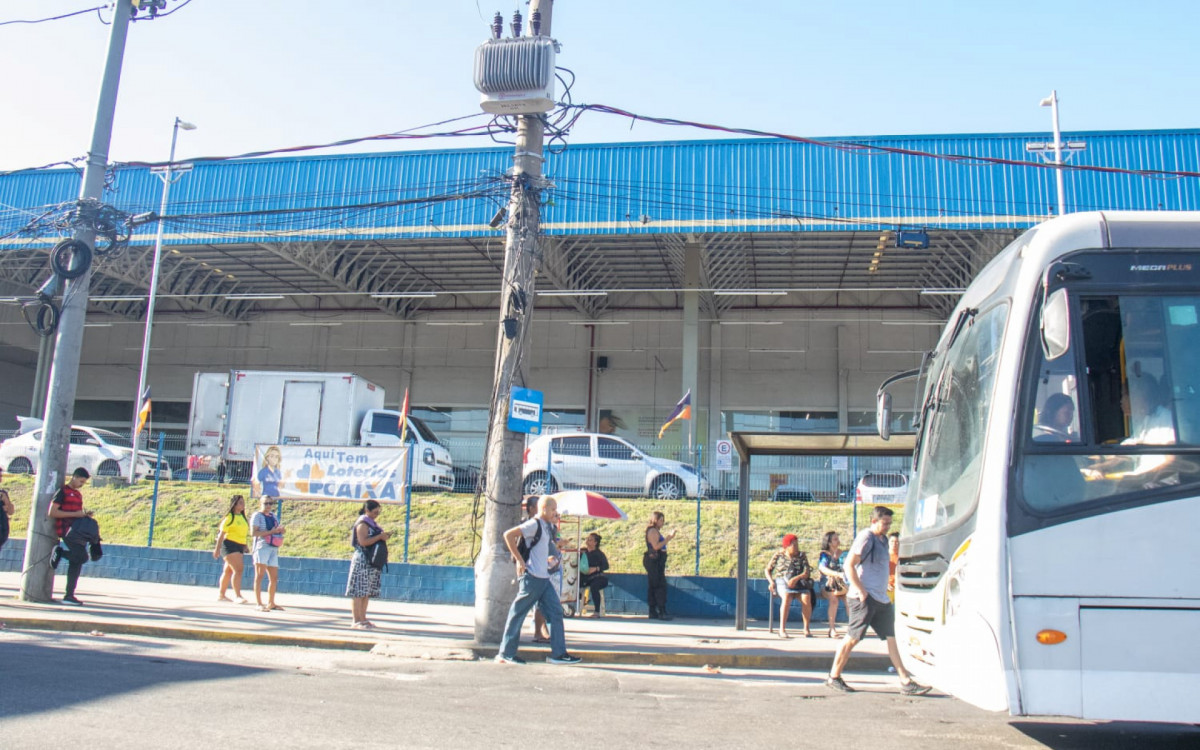 Ponto de ônibus na Avenida Brasil, altura do Assaí, no primeiro dia da greve dos rodoviários