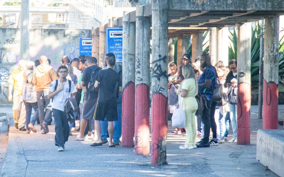 Passageiros aguardam ônibus na Avenida Osvaldo Aranha, próximo ao metrô de São Cristóvão, na Zona Norte, no primeiro dia da greve de ônibus