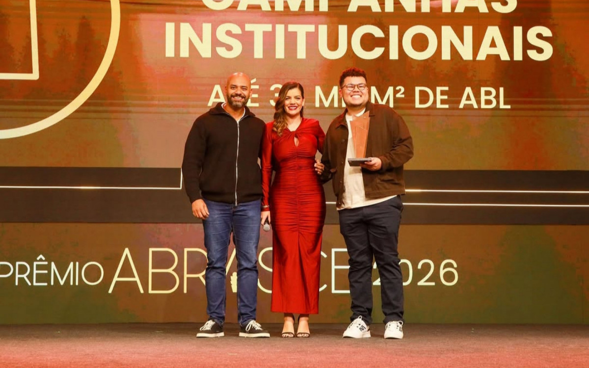 Renato Martins (superintendente Shopping Plaza Rio das Ostras) e Vin&iacute;cios de Castro (coordenador de MkT Shopping Plaza Rio das Ostras) em S&atilde;o Paulo recebendo o pr&ecirc;mio.
