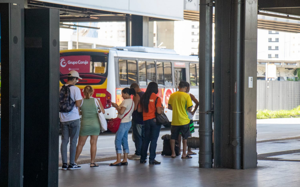 No Terminal Gentileza, na Zona Portuária, passageiros aguardavam ônibus