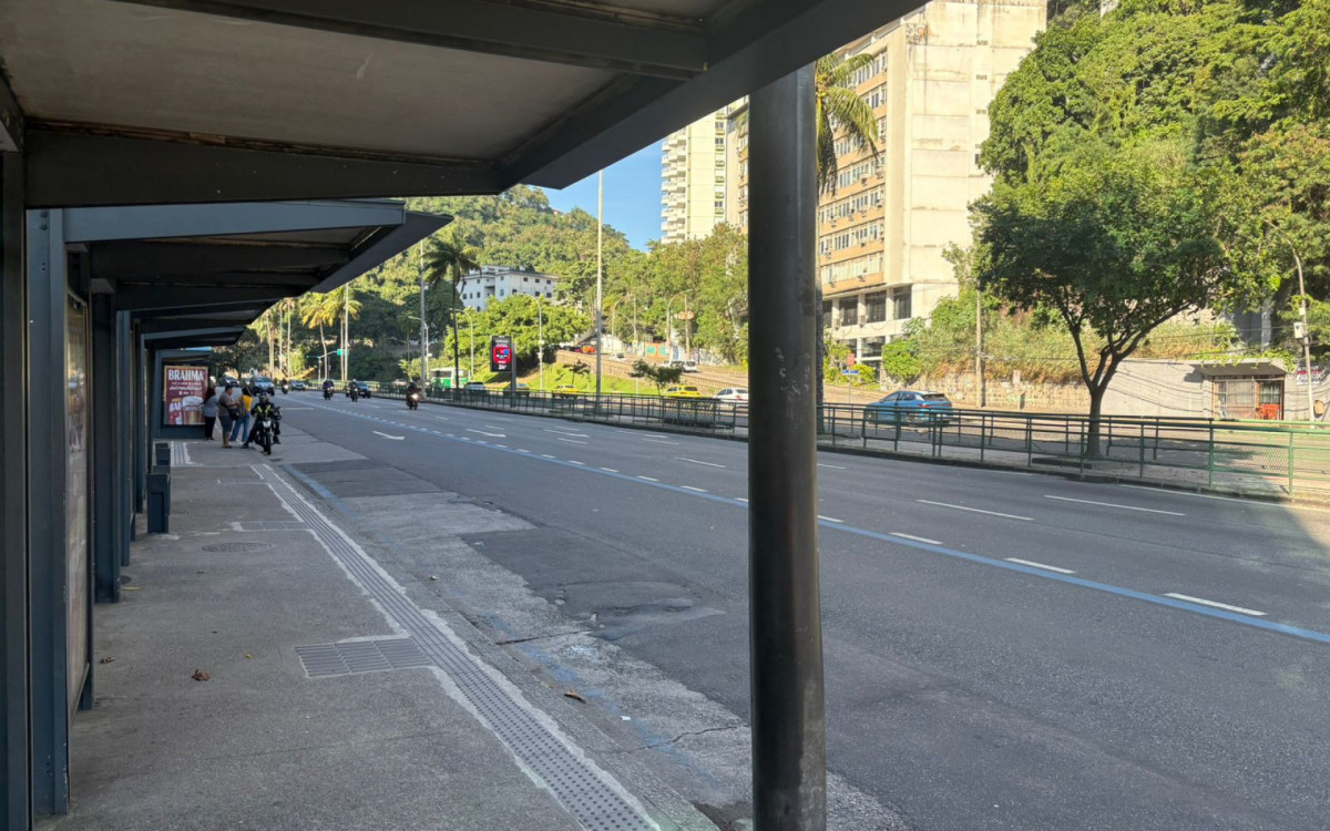 Ponto de ônibus estava vazio no primeiro dia de greve dos rodoviários, em Botafogo, na Zona Sul