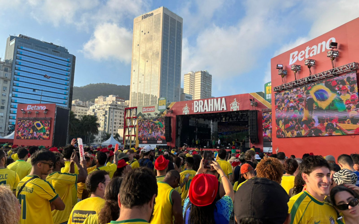 Torcedores acompanharam a vitória do Brasil sobre o Japão, em Copacabana 