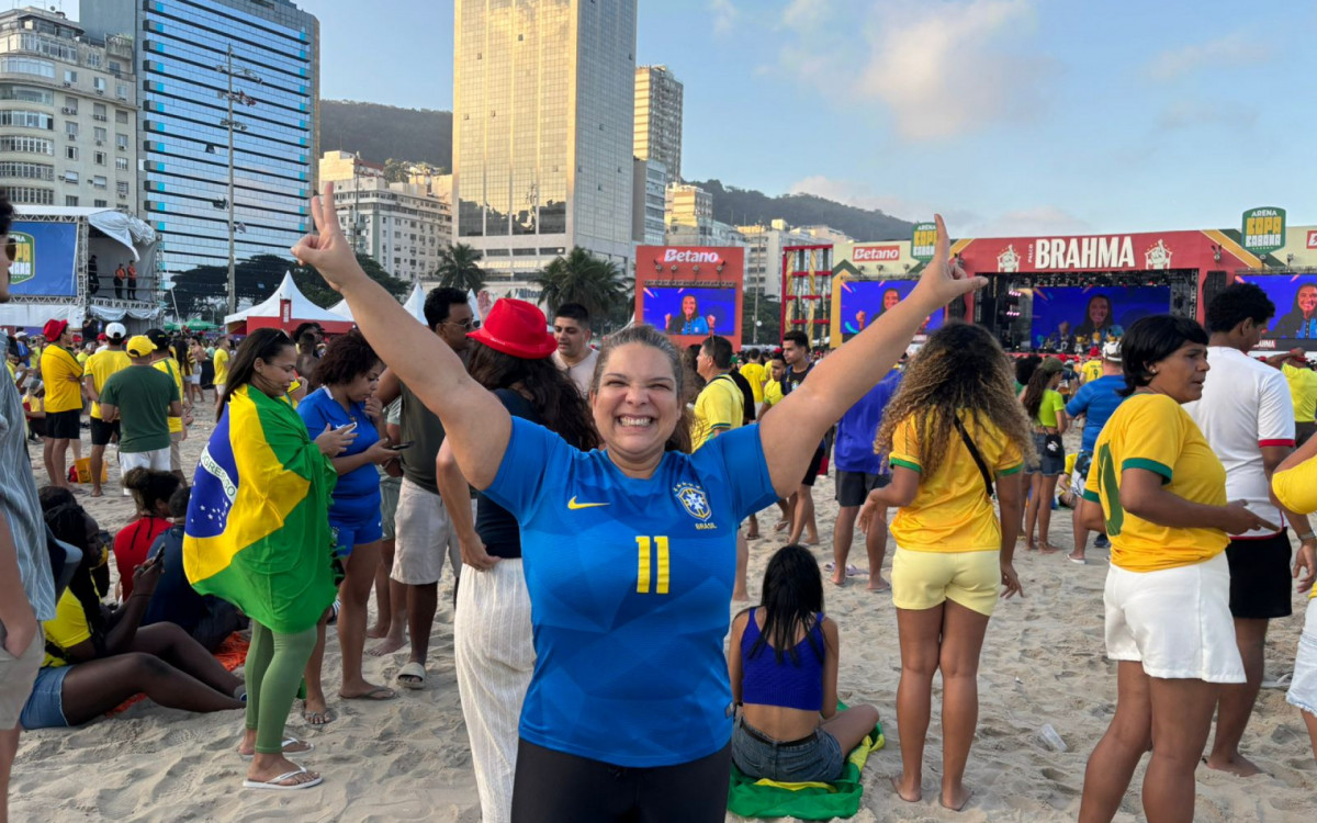 Nelbe Avzaradel, de 46 anos, &eacute; pesquisadora da FioCruz e acompanhou a vit&oacute;ria do Brasil em Copacabana - Jo&atilde;o Alexandre Borges / Ag&ecirc;ncia O Dia