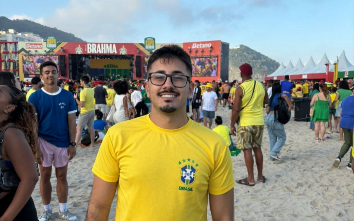 Matheus Pires Esteves, de 23 anos, &eacute; estudante e acompanhou a vit&oacute;ria do Brasil em Copacabana - Jo&atilde;o Alexandre Borges / Ag&ecirc;ncia O Dia