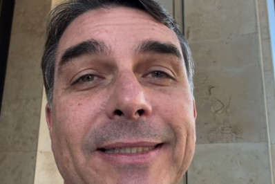 Após briga com Michelle, Flávio defende 'pauta das mulheres' em live