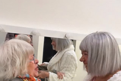 Irmã de Rita Lee prestigia Lilia Cabral em espetáculo 