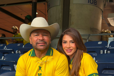 Pai de Neymar assiste a jogo do Brasil no Texas ao lado da namorada