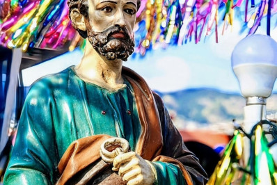Fiéis celebram Dia de São Pedro com procissão marítima em Niterói