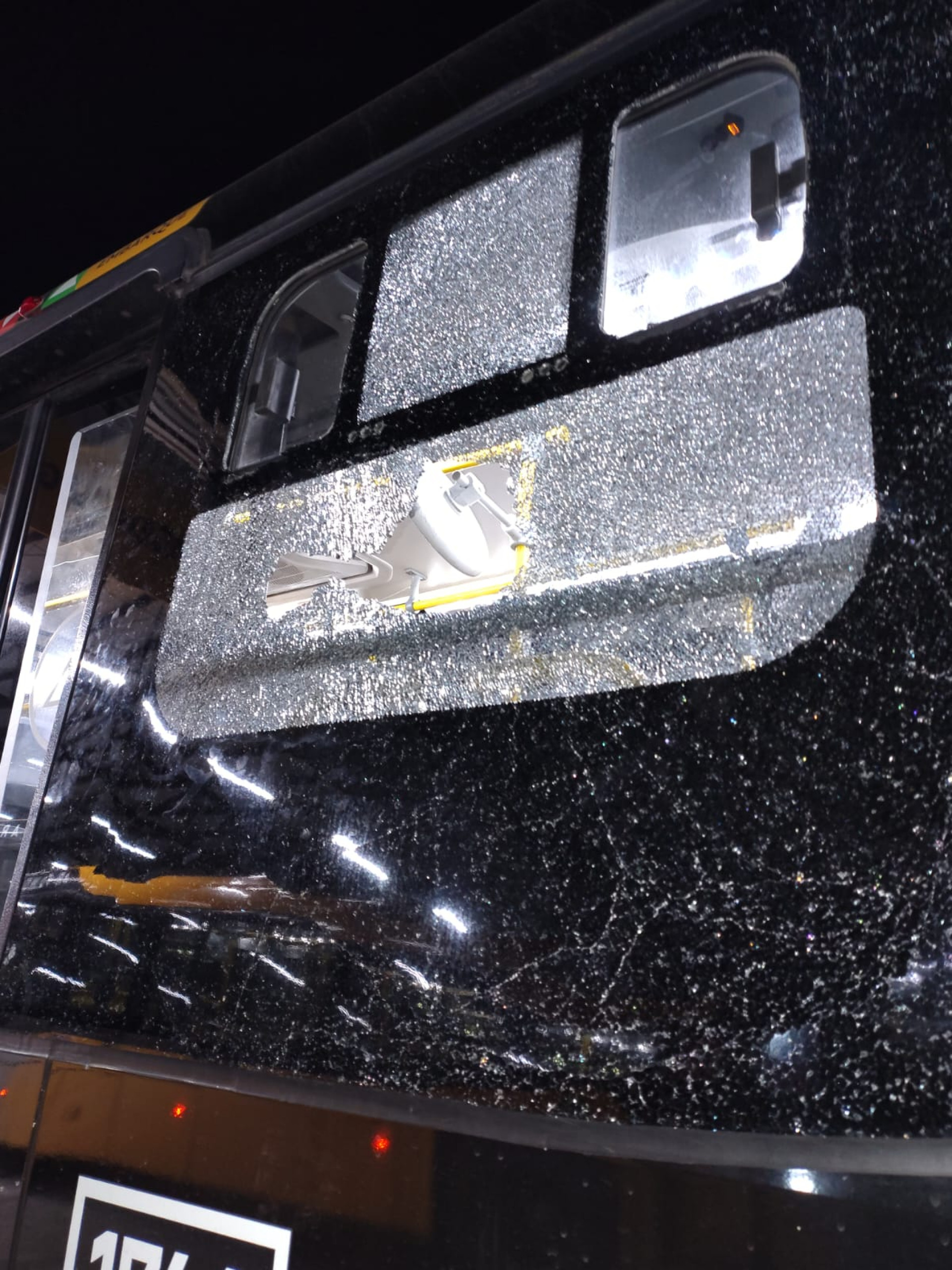 Ônibus foram vandalizados em meio a greve - Divulgação