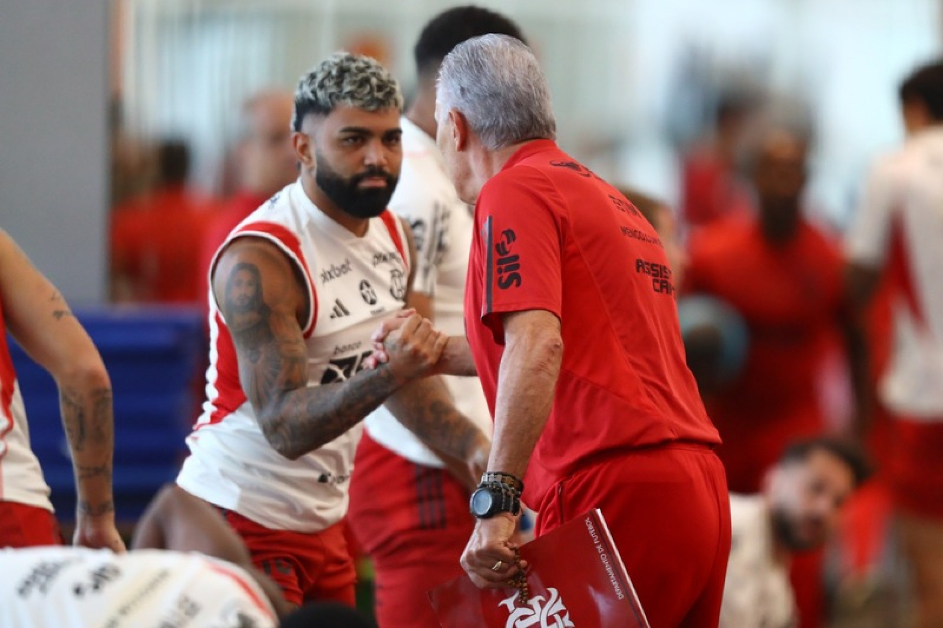 Gabigol admite que n&atilde;o se arrepende de xingamentos contra Tite: “Mandaria de novo”