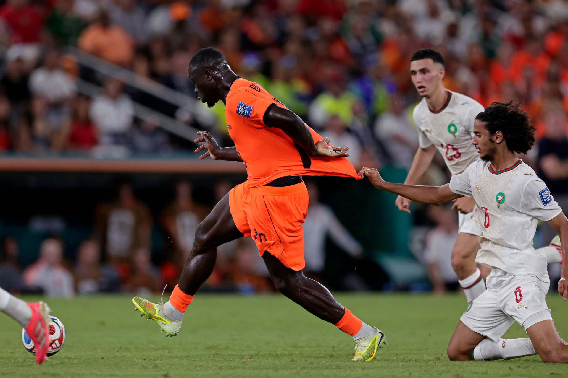Holanda e Marrocos protagonizaram uma partida de muitos embates físicos - Divulgação / Holanda