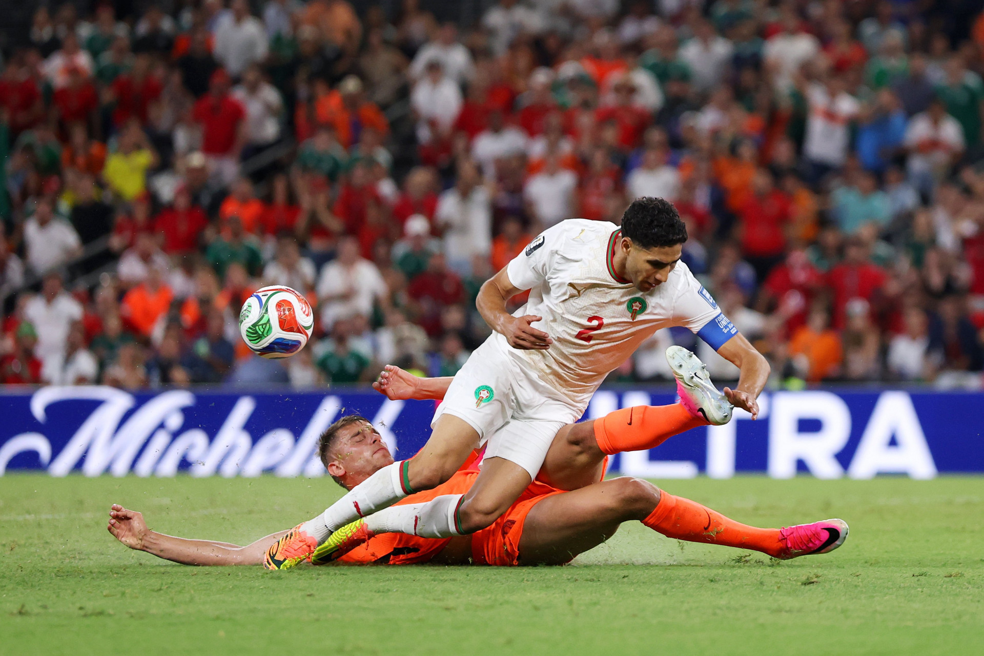 Holanda e Marrocos protagonizaram uma partida de muitos embates físicos - Divulgação / Holanda