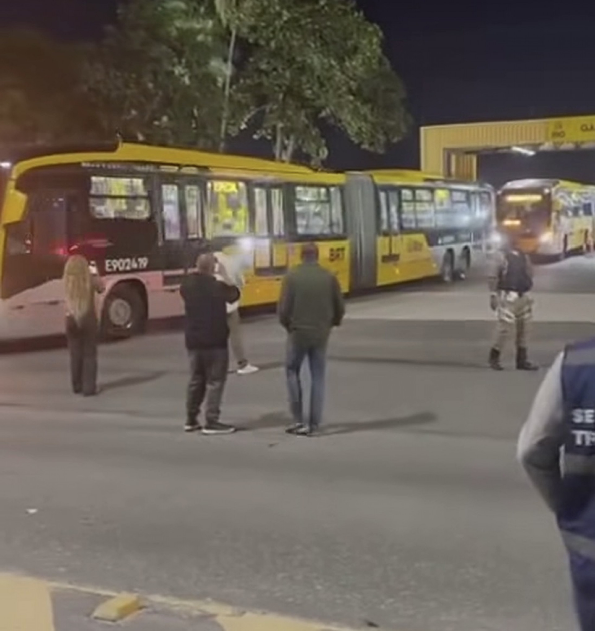 Alguns ônibus do BRT circulam nesta manhã - Reprodução