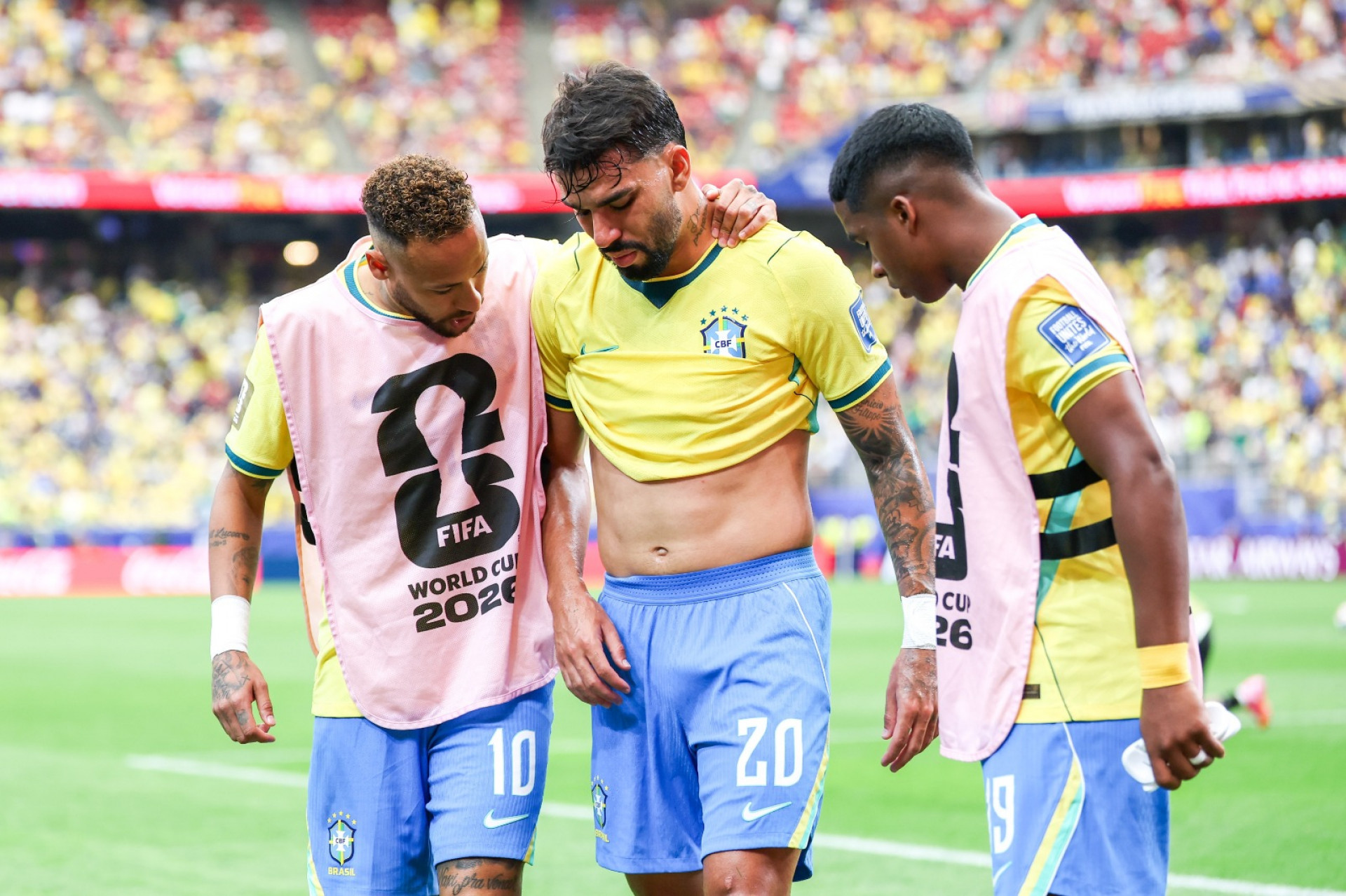 Lucas Paquetá é amparado por colegas ao deixar o campo - Vanessa Carvalho / Parceiro / Agência O Dia