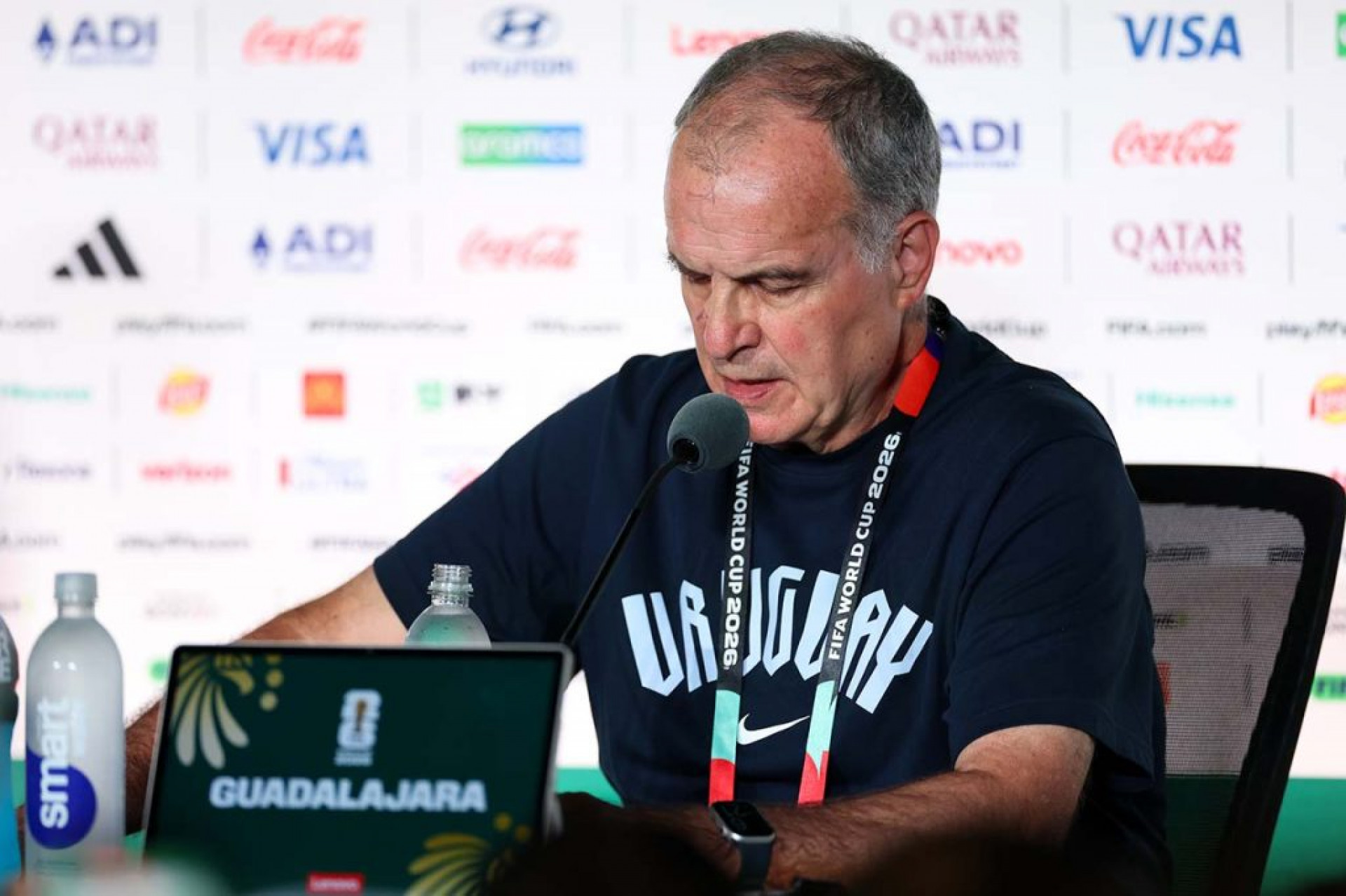 Dirigente do Uruguai nega rebeli&atilde;o de jogadores e fala sobre o futuro de Bielsa