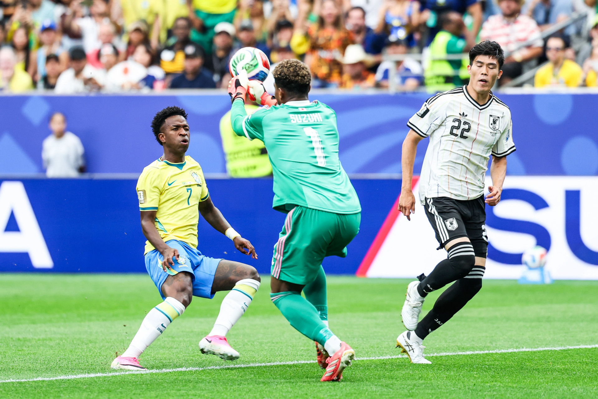 Vinicius Jr para no goleiro Suzuki, em Brasil x Jap&atilde;o - Vanessa Carvalho/Parceiro/Ag&ecirc;ncia O Dia