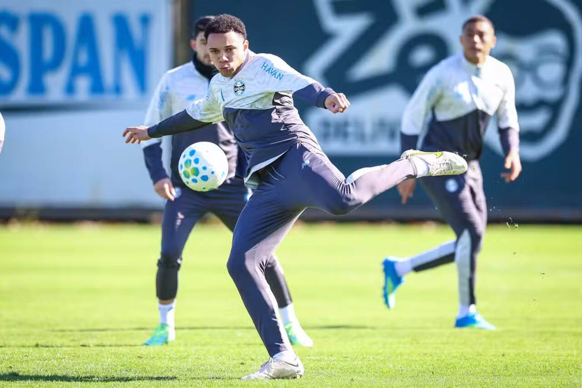 Gr&ecirc;mio mira quase R$ 200 milh&otilde;es em negocia&ccedil;&otilde;es