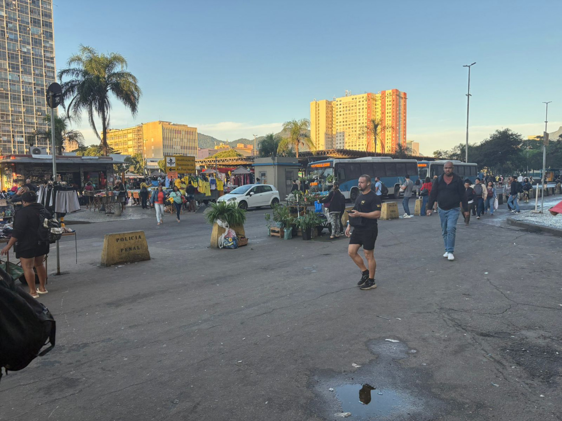 Poucos ônibus circulam pela Central do Brasil na manhã desta segunda (29) - Fred Vidal/Agência O DIA