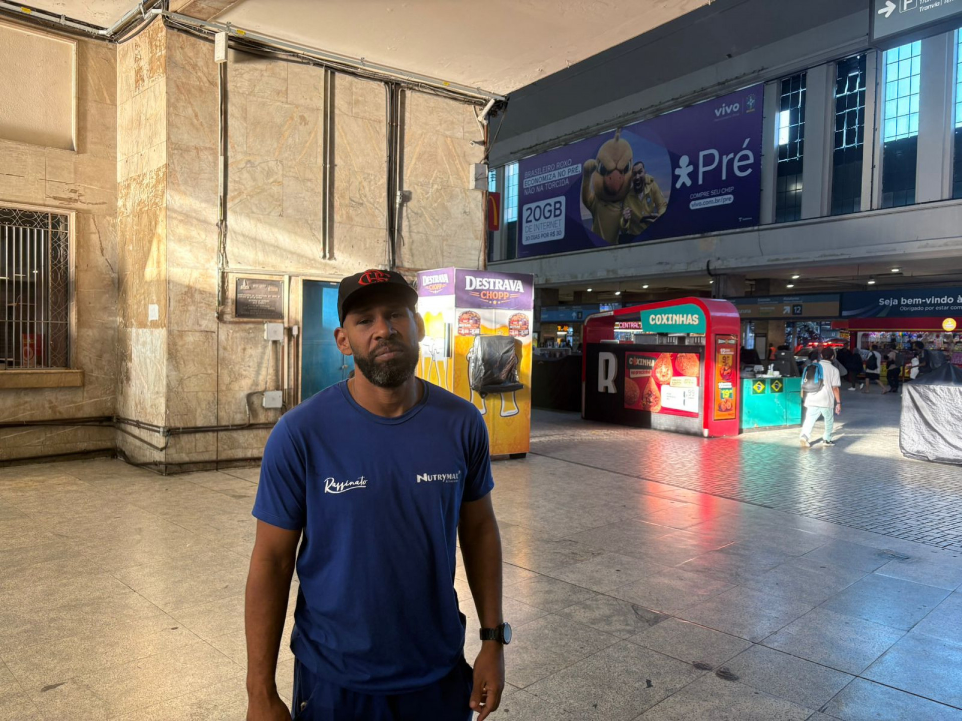 David Ferreira ficou horas esperando o ônibus - Fred Vidal/Agência O DIA