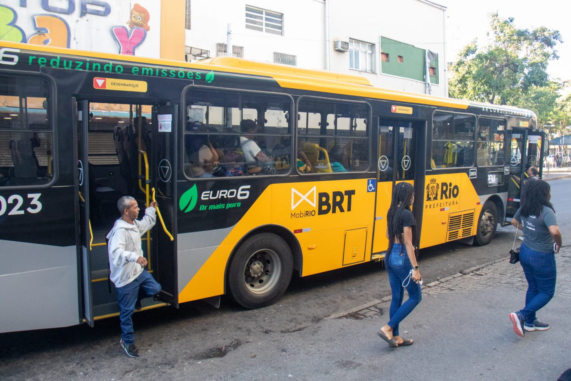 Passageiros do BRT em Bonsucesso reclamaram de longa espera - Érica Martins/Agência O DIA