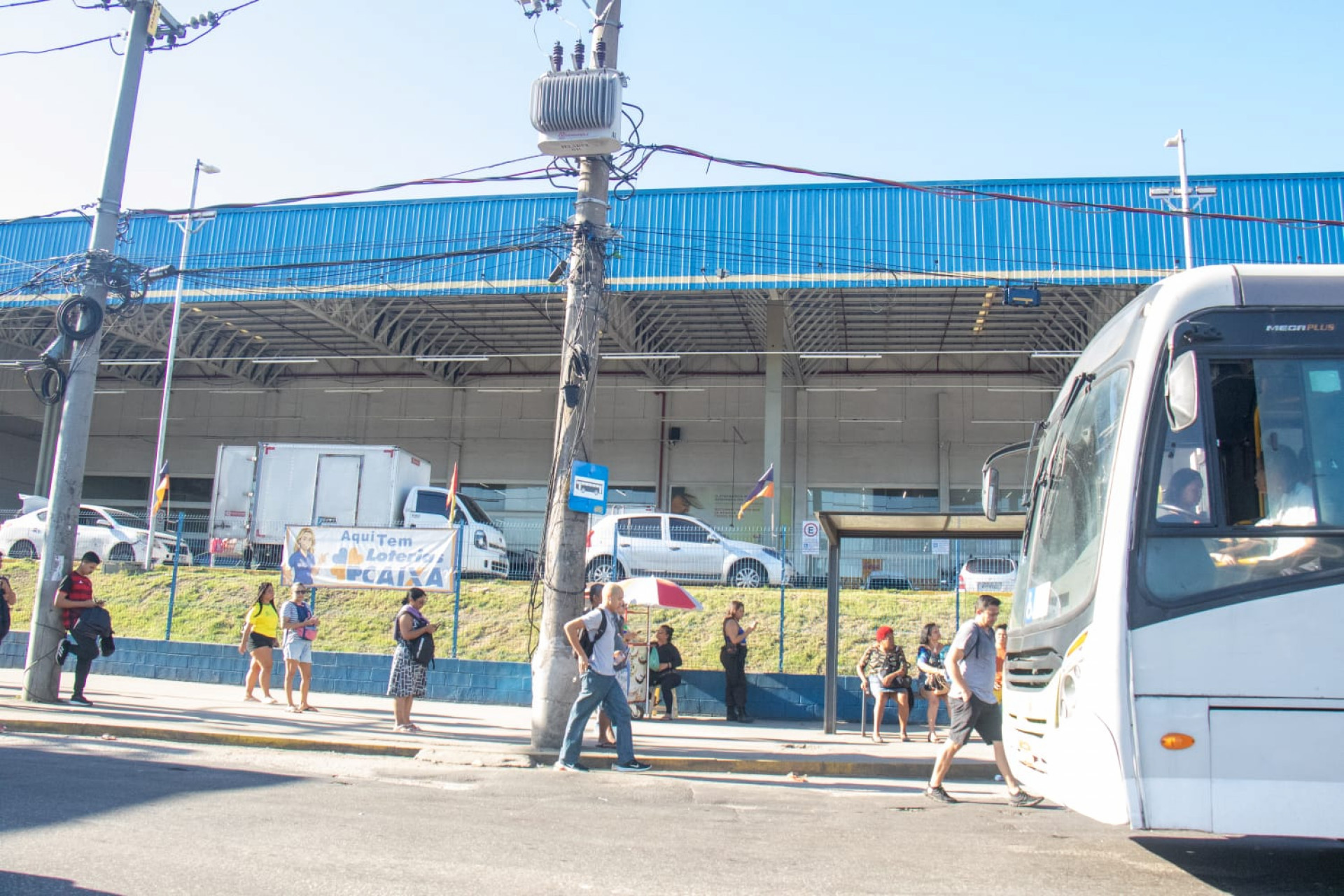 Movimentação em ponto de ônibus na Avenida Brasil - Érica Martins/Agência O DIA