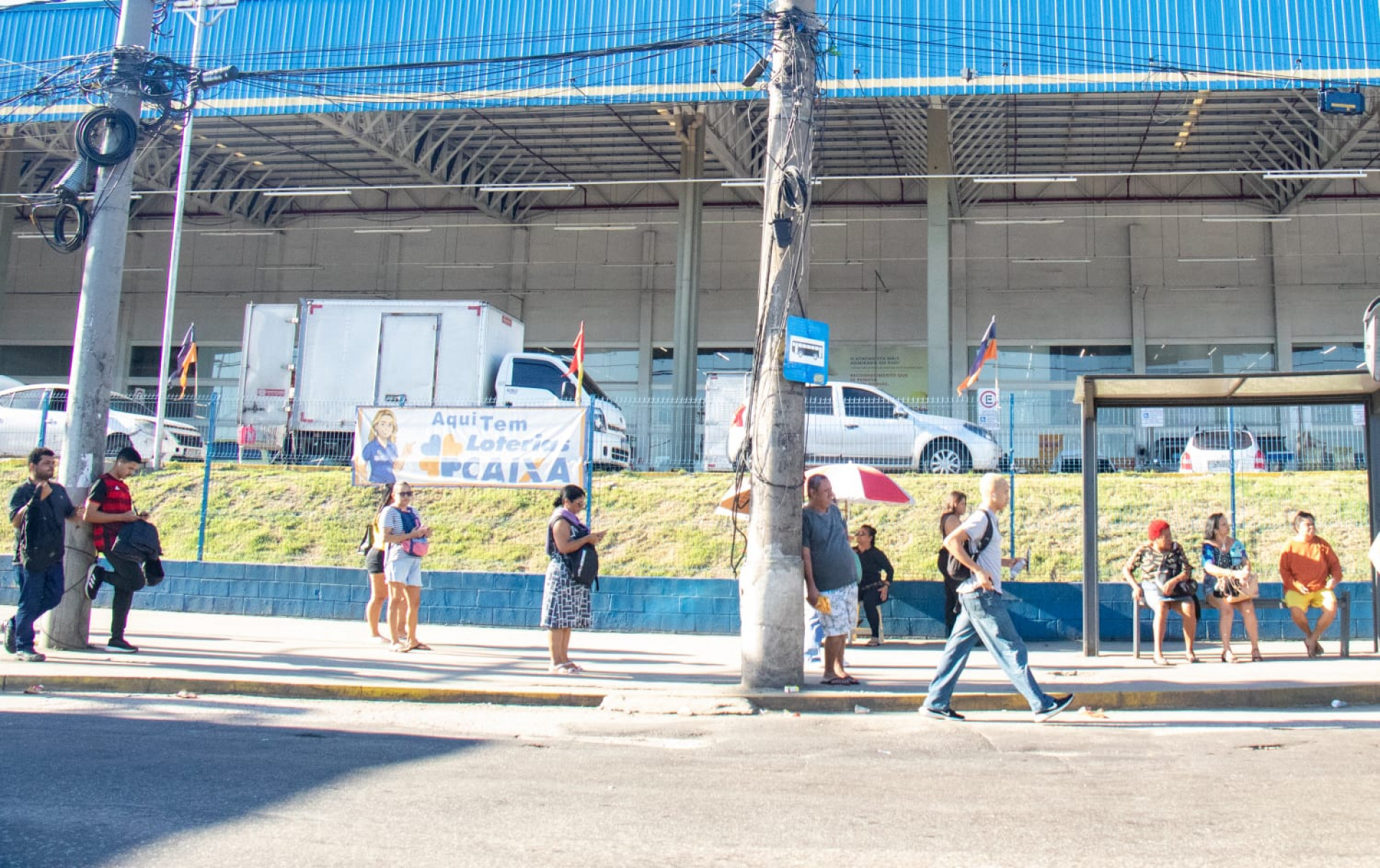 Movimentação em ponto de ônibus na Avenida Brasil - Érica Martins/Agência O DIA