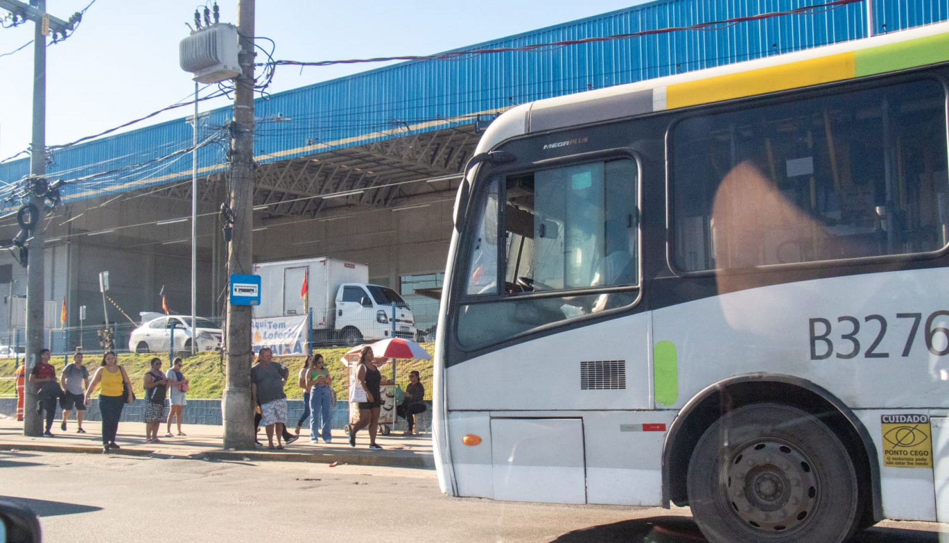 Movimentação em ponto de ônibus na Avenida Brasil - Érica Martins/Agência O DIA