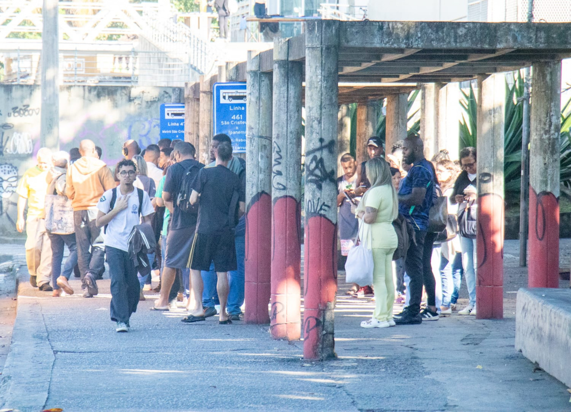 Passageiros enfrentaram filas na Avenida Osvaldo Aranha, em São Cristóvão - Érica Martins/Agência O DIA