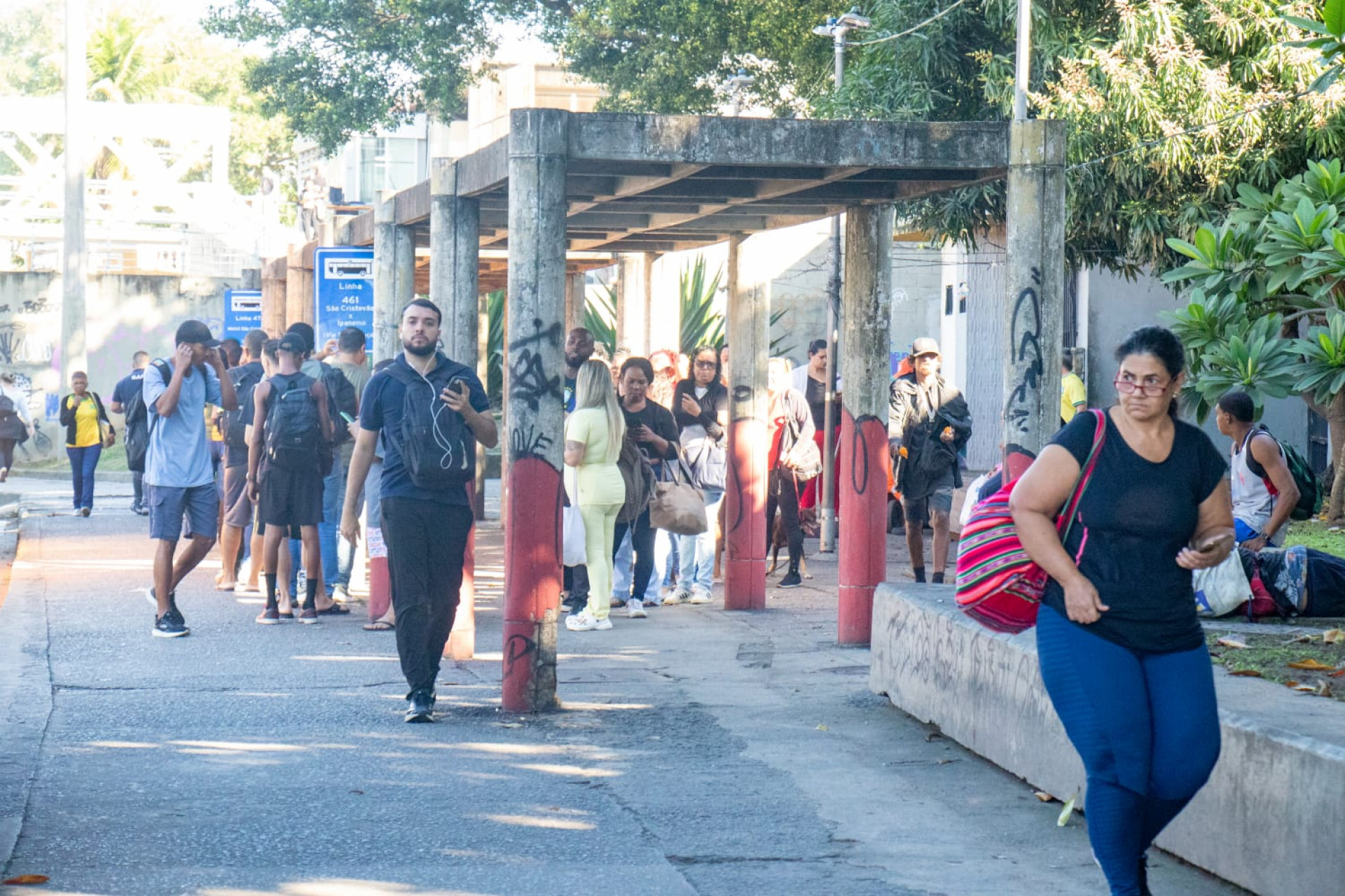 Passageiros enfrentaram filas na Avenida Osvaldo Aranha, em São Cristóvão - Érica Martins/Agência O DIA