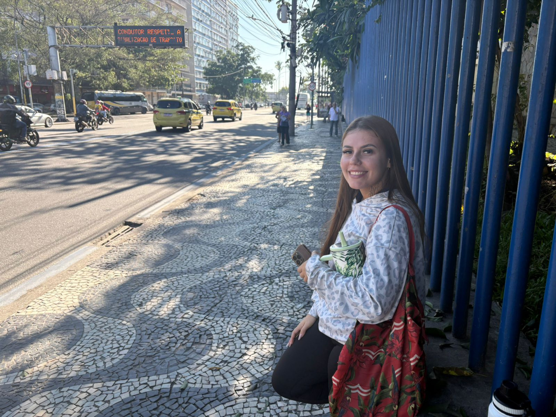 Renata dos Santos lamentou a demora para embarcar no ônibus - Fred Vidal / Agência O Dia