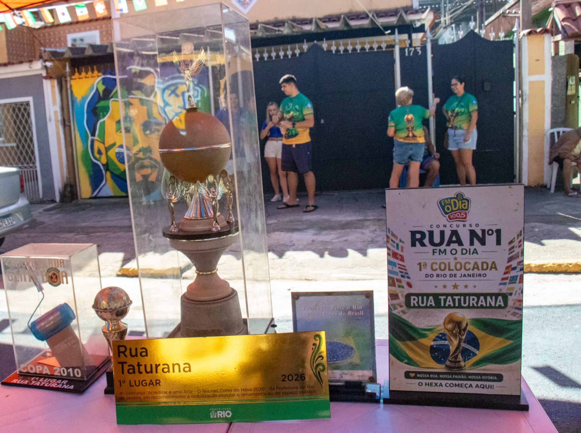 Rua Taturana, em Vicente de Carvalho, foi eleita a mais bem decorada para a Copa do Mundo pela Prefeitura - Érica Martin / Agência O Dia