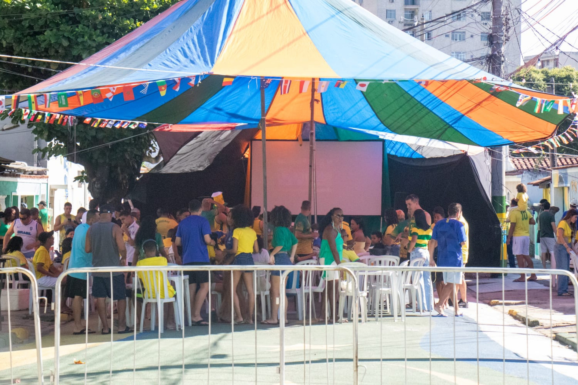 Rua Taturana, em Vicente de Carvalho, foi eleita a mais bem decorada para a Copa do Mundo pela Prefeitura - Érica Martin / Agência O Dia