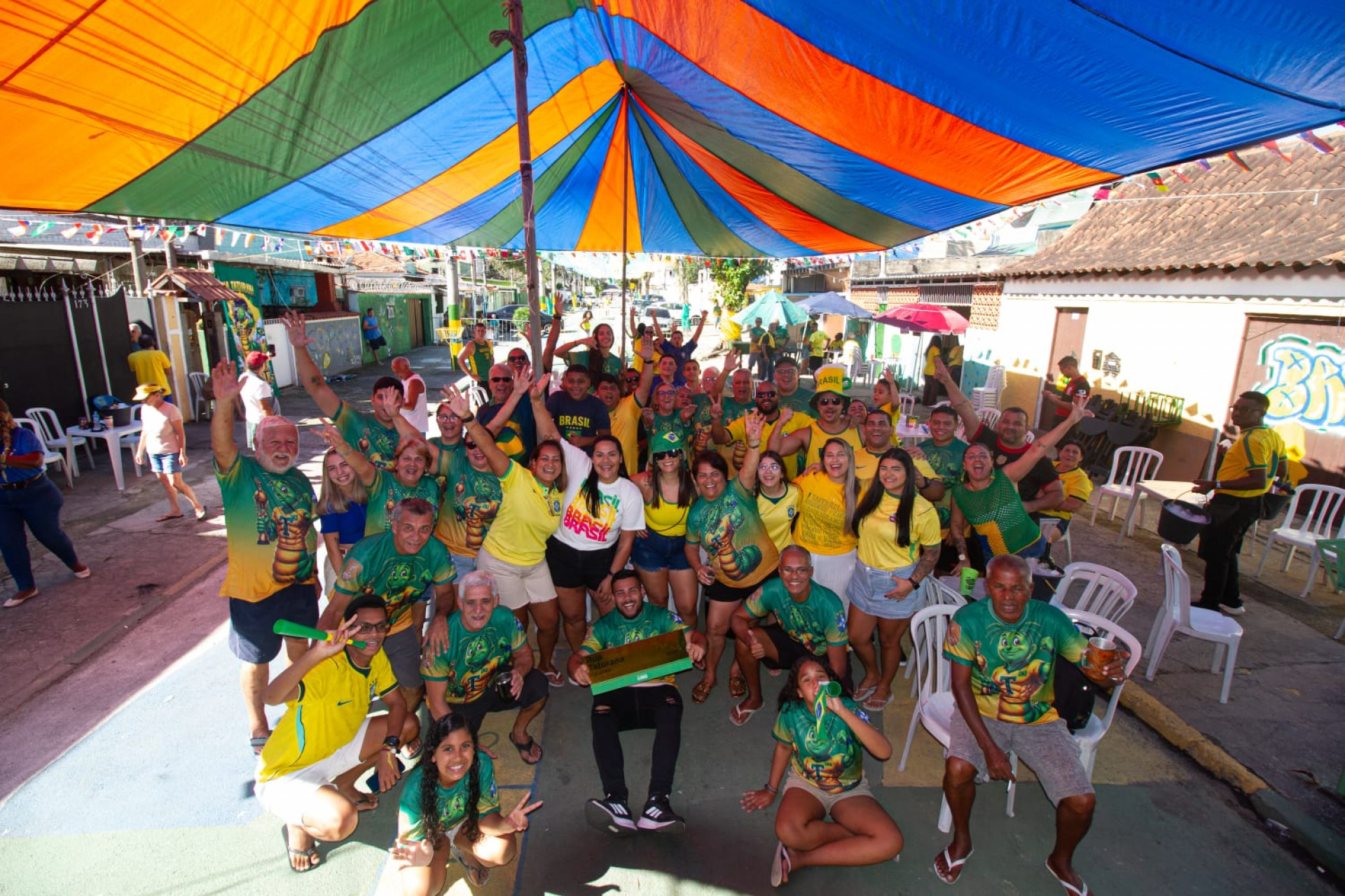 Rua Taturana, em Vicente de Carvalho, foi eleita a mais bem decorada para a Copa do Mundo pela Prefeitura - Érica Martin / Agência O Dia