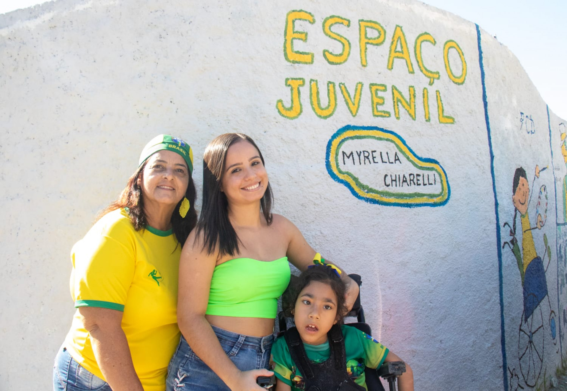 Márcia, Fernanda e Mirella de Oliveira participaram da decoração da rua - Érica Martin / Agência O Dia