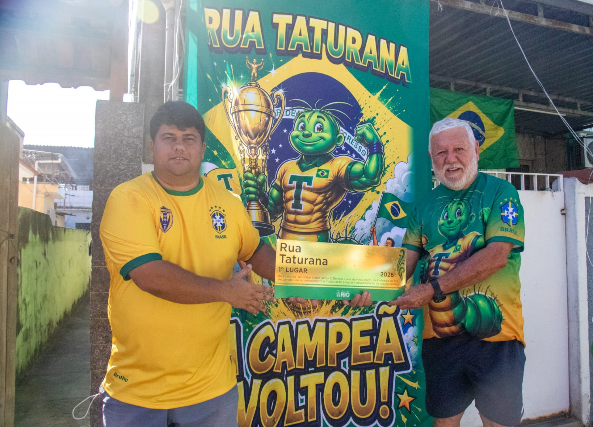 Cláudio Maravilha e Nilblan da Silva fazem parte da organização da decoração da rua - Érica Martin / Agência O Dia
