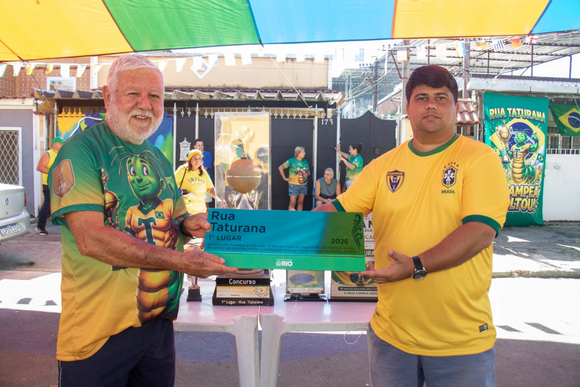 Cláudio Maravilha e Nilblan da Silva fazem parte da organização da decoração da rua - Érica Martin / Agência O Dia