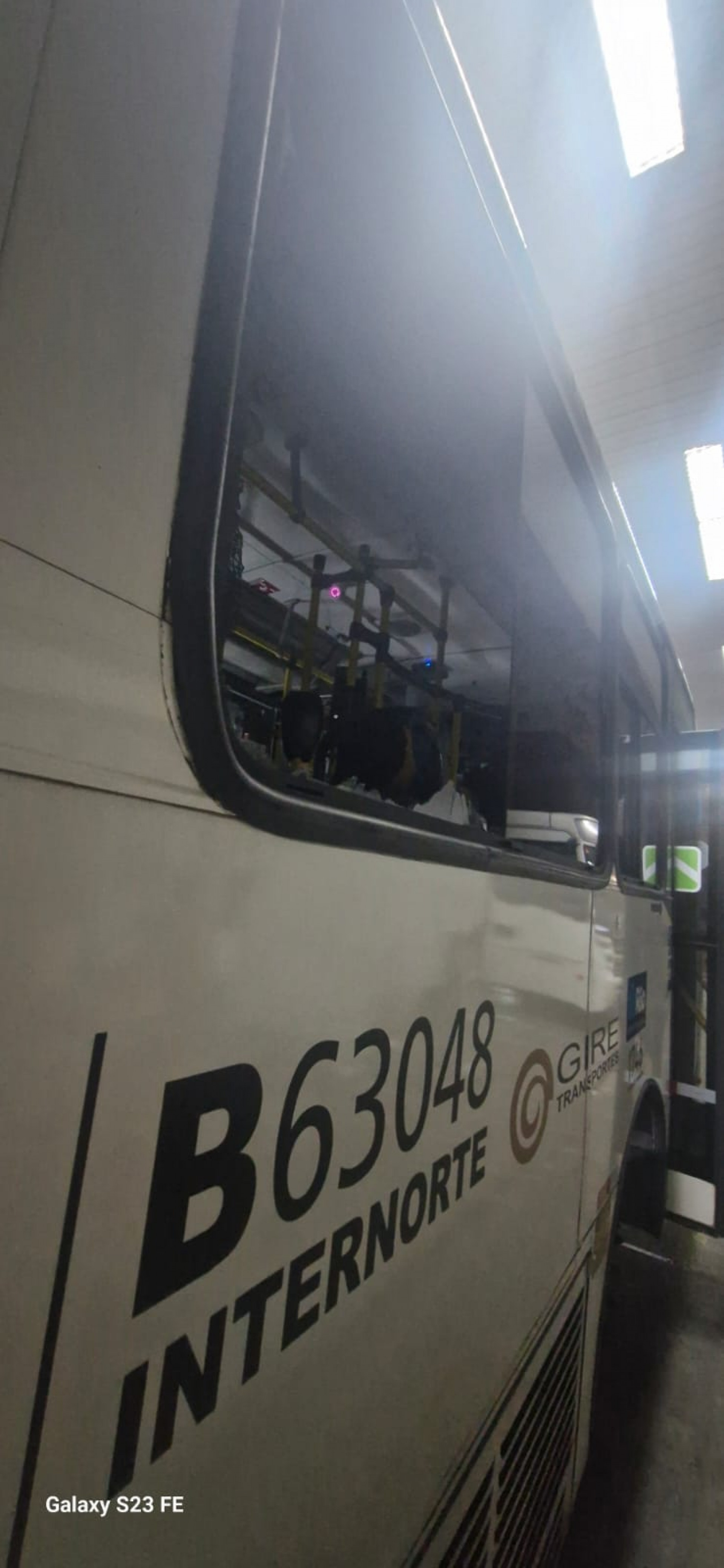 Ônibus tiveram janelas e portas destruídas em atos de vandalismo nesta segunda-feira (29) - Divulgação/Rio Ônibus
