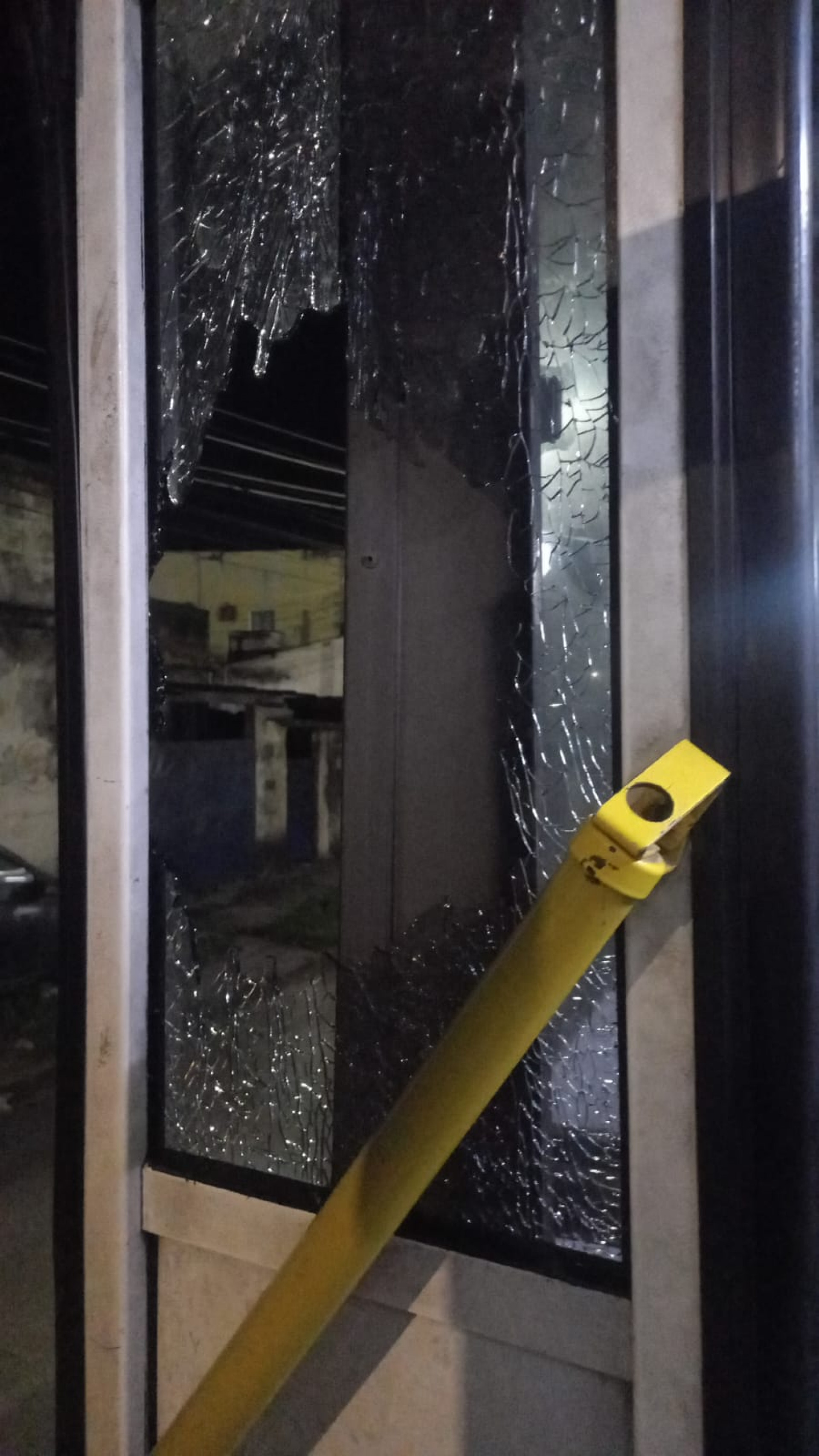 Ônibus tiveram janelas e portas destruídas em atos de vandalismo nesta segunda-feira (29) - Divulgação/Rio Ônibus