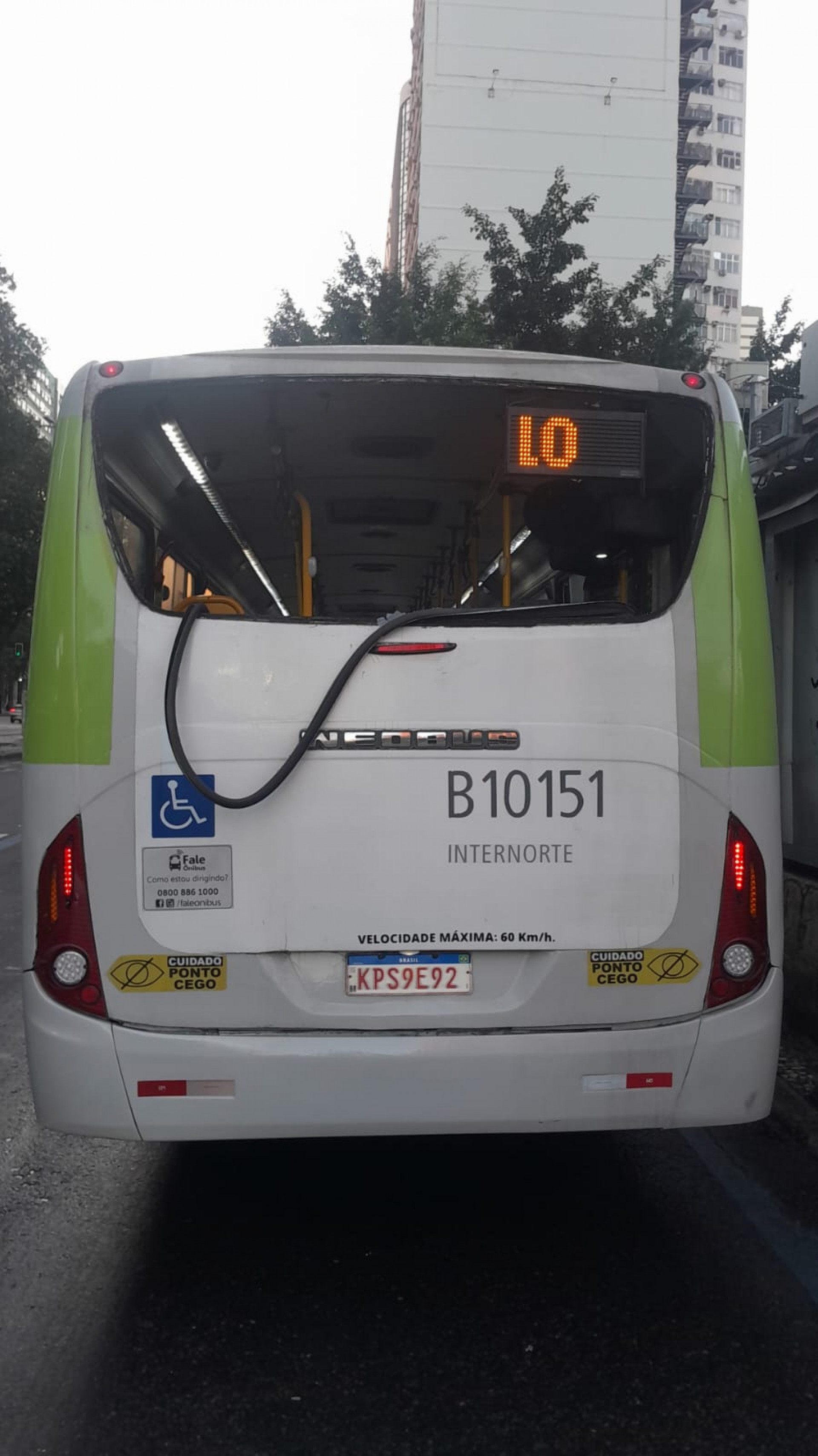 Ônibus tiveram janelas e portas destruídas em atos de vandalismo nesta segunda-feira (29) - Divulgação/Rio Ônibus