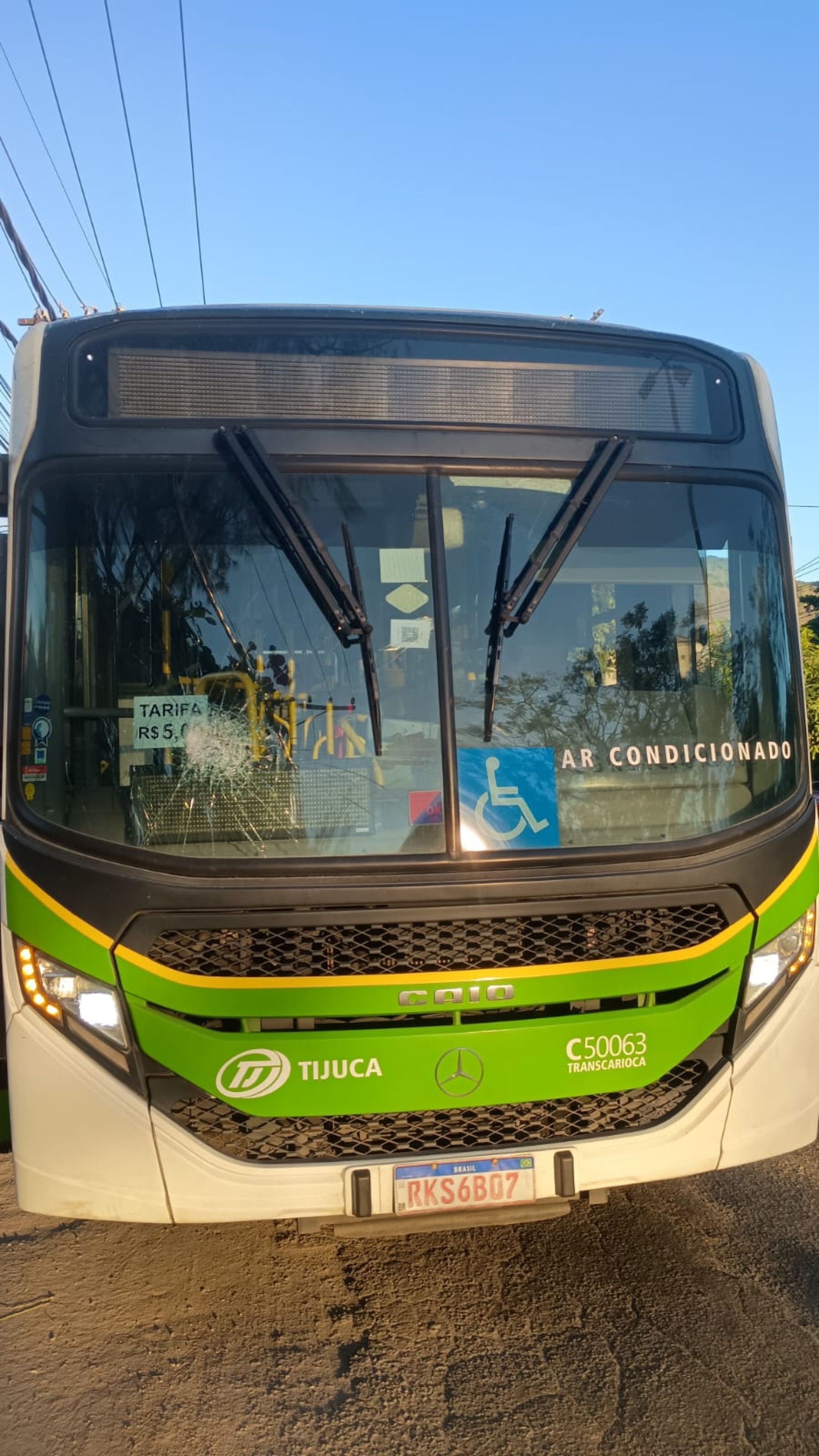 Os danos aos coletivos foram registrados em diferentes pontos da cidade - Divulgação/Rio Ônibus