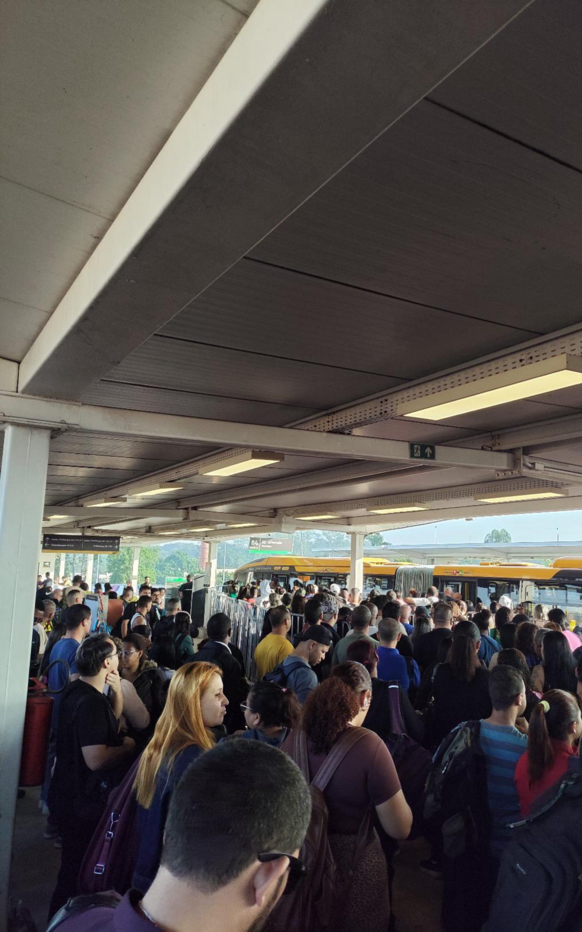 Terminal de Deodoro lotado no in&iacute;cio da manh&atilde; - Rede Social