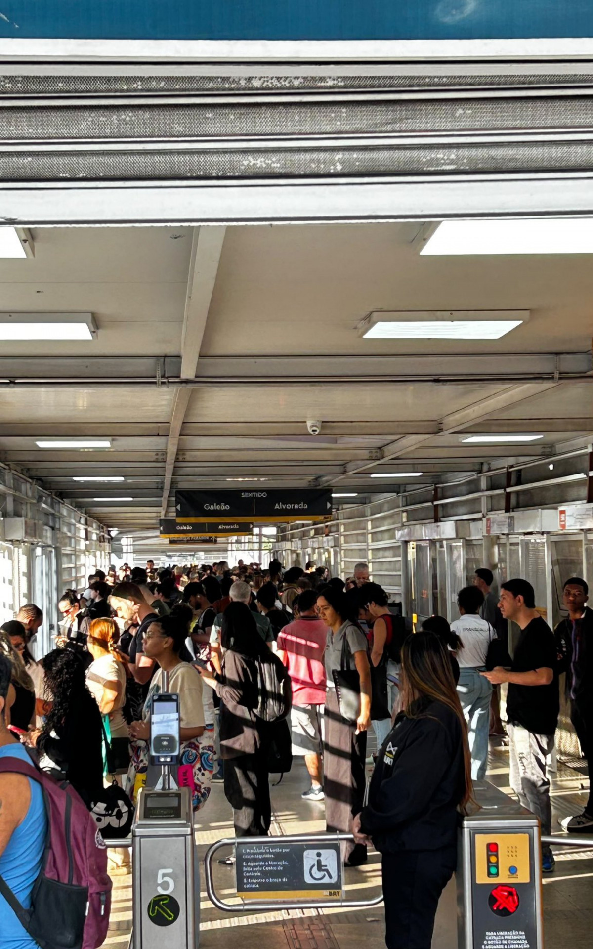 Terminal do BRT na Taquara também teve longas filas nesta terça - Rede Social